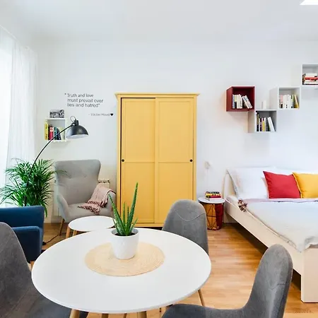Cute Cozy On Charles Square Apartment